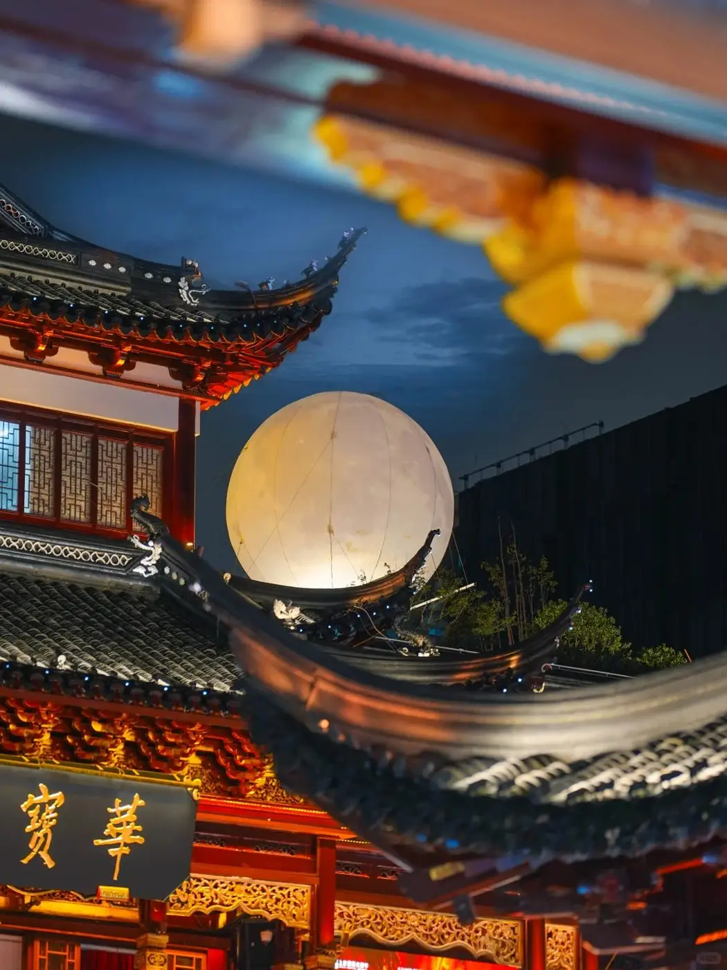 Yu Garden bazaar after dark